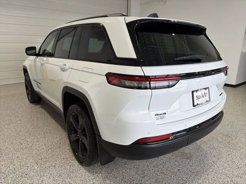 Used 2023 Jeep Grand Cherokee Limited w/ Black Appearance Package AWD/4WD image 5