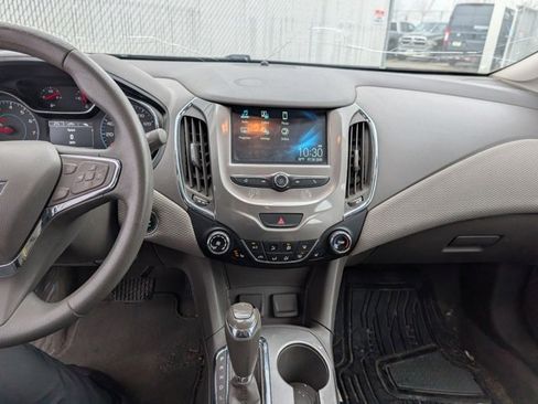 Used 2018 Chevrolet Cruze LT w/ Convenience Package image 3