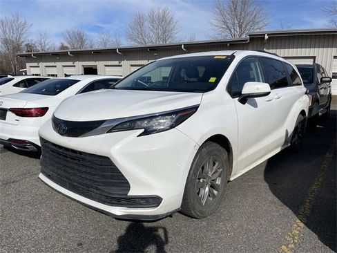 Used 2022 Toyota Sienna LE image 1