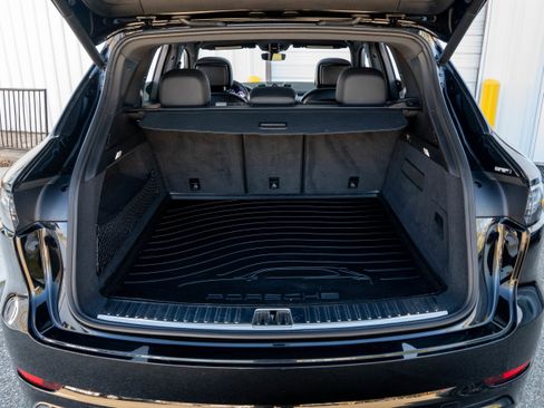 Certified 2023 Porsche Cayenne Platinum Edition image 35