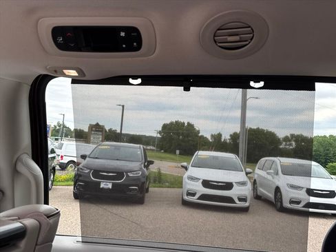 Used 2019 Chrysler Pacifica Limited w/ Advanced Safetytec Group FWD image 19