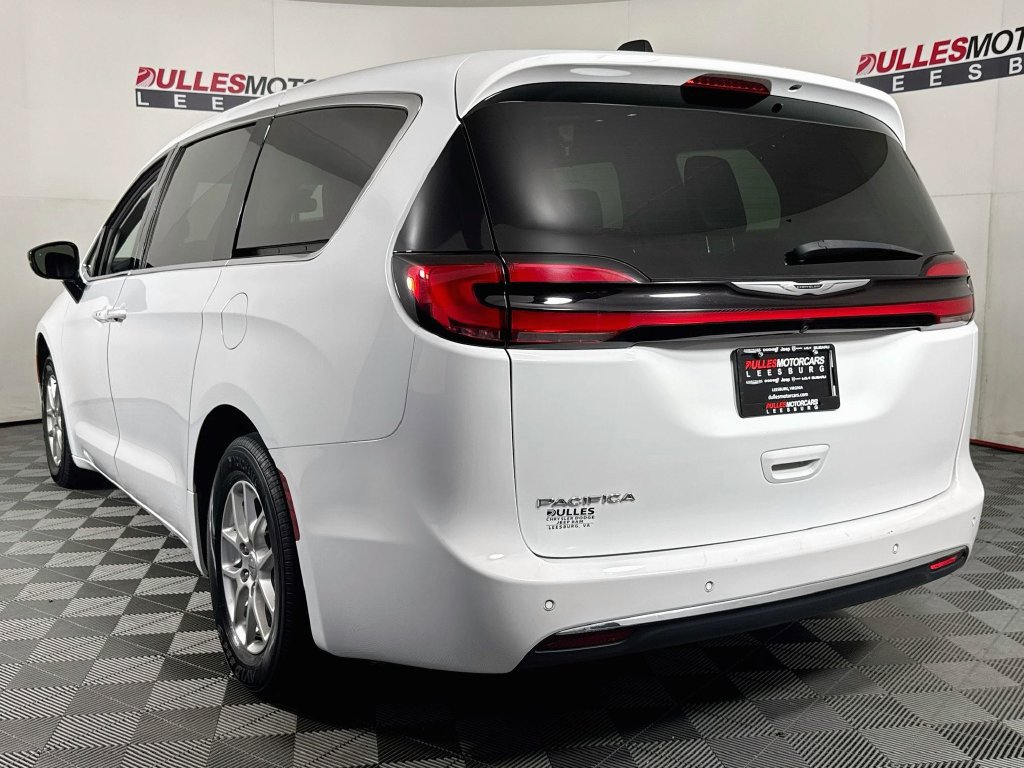Used 2024 Chrysler Pacifica Touring-L FWD image 5