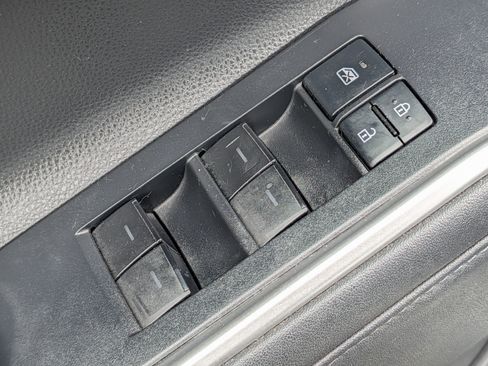 Used 2020 Toyota Highlander XLE AWD/4WD image 19