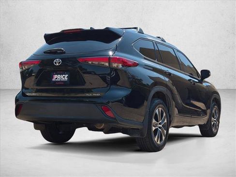 Used 2021 Toyota Highlander XLE AWD/4WD image 5