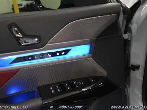 Used 2024 BMW 740i w/ M Sport Professional Package image 27