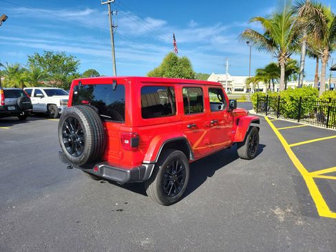 Used 2025 Jeep Wrangler Unlimited Sahara w/ Safety Group AWD/4WD image 6