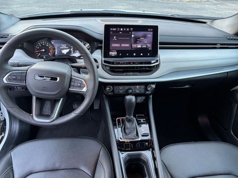 Used 2025 Jeep Compass Limited image 27