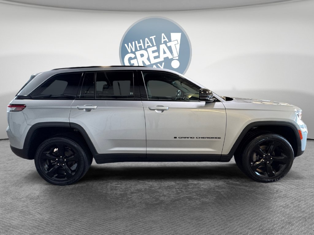 Used 2024 Jeep Grand Cherokee Altitude AWD/4WD image 2