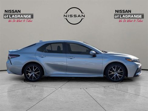 Used 2023 Toyota Camry SE image 4