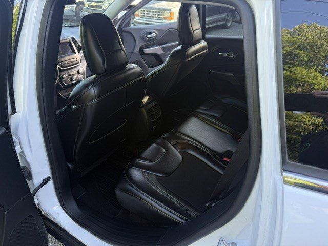 Used 2019 Jeep Cherokee Latitude Plus AWD/4WD image 8