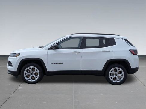 Used 2025 Jeep Compass Latitude AWD/4WD image 2