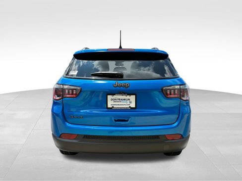 Used 2025 Jeep Compass Latitude w/ Convenience Group AWD/4WD image 3