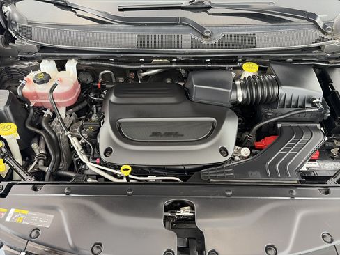 Used 2023 Chrysler Pacifica Touring-L FWD image 11