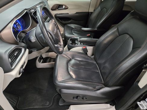 Used 2018 Chrysler Pacifica Touring-L FWD image 7