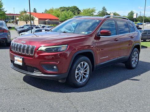 Used 2019 Jeep Cherokee Latitude Plus w/ Cold Weather Group AWD/4WD image 3