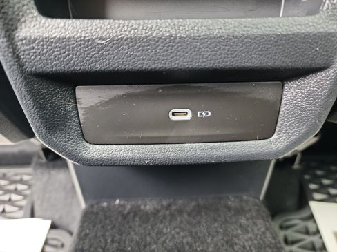 Used 2025 Volkswagen Taos SE AWD/4WD image 27
