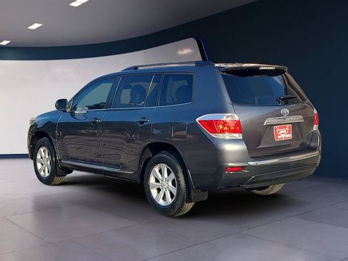 Used 2011 Toyota Highlander SE w/ Tow Pkg FWD image 3