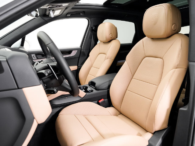 Certified 2026 Porsche Cayenne AWD/4WD image 5
