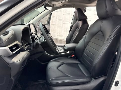Used 2022 Toyota Highlander XLE AWD/4WD image 13