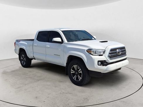 Used 2017 Toyota Tacoma TRD Sport w/ Premium & Technology Package AWD/4WD image 7