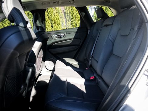 Used 2025 Volvo XC60 B5 Plus image 31