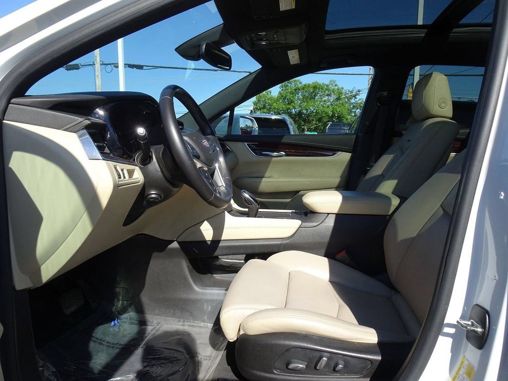 Used 2017 Cadillac XT5 Luxury w/ Driver Awareness Package FWD image 8