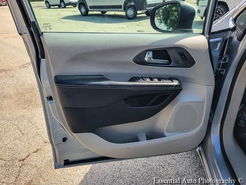 Used 2023 Chrysler Pacifica Touring-L FWD image 25