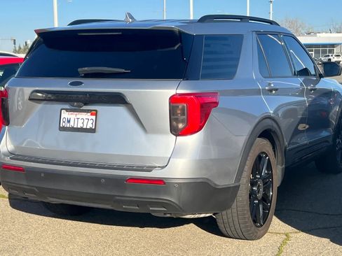 Used 2020 Ford Explorer XLT image 2