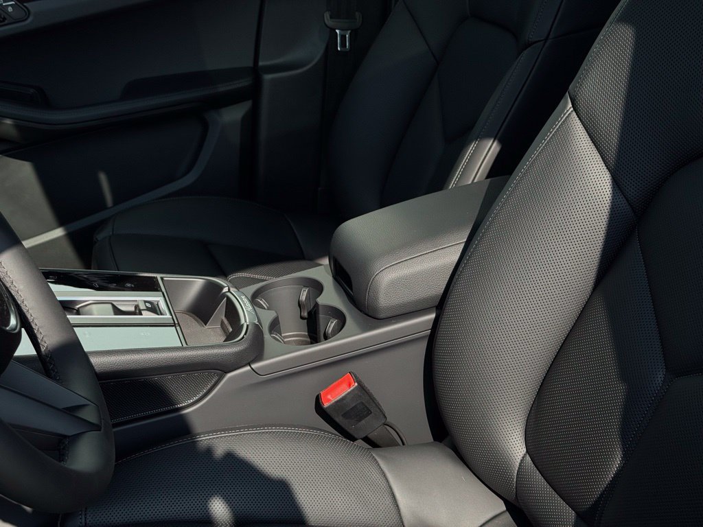 Certified 2025 Porsche Macan AWD/4WD image 25