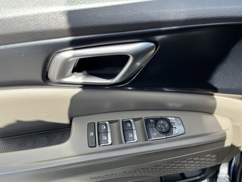 Used 2025 Kia Carnival FWD image 17