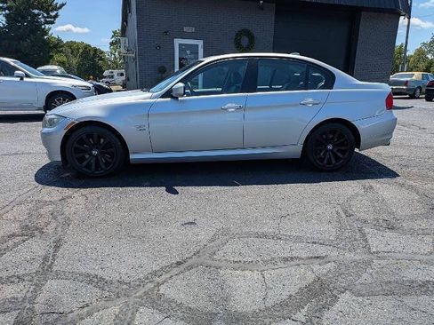 Used 2011 BMW 328i xDrive Sedan AWD/4WD image 2