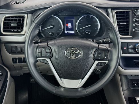 Used 2019 Toyota Highlander XLE image 18