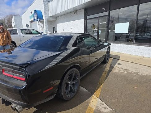 Used 2016 Dodge Challenger R/T image 4