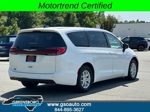 Used 2024 Chrysler Pacifica Touring-L FWD image 7