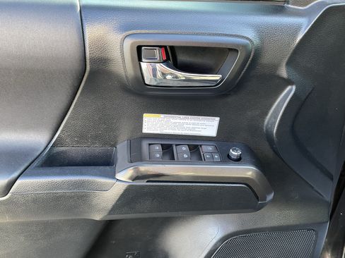 Certified 2017 Toyota Tacoma TRD Off-Road AWD/4WD image 17