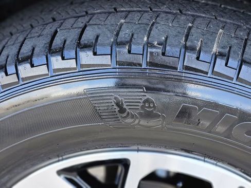 Used 2024 Ford Expedition XLT image 11