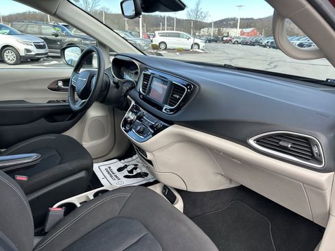 Used 2023 Chrysler Voyager LX image 14