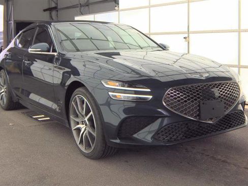 Used 2025 Genesis G70 2.5T image 3