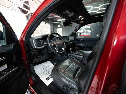 Used 2019 Toyota Tacoma TRD Off-Road image 8