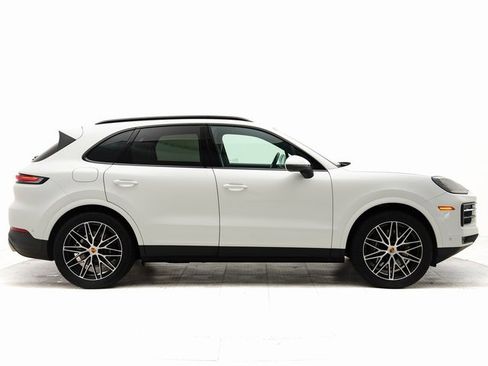 Used 2025 Porsche Cayenne image 33