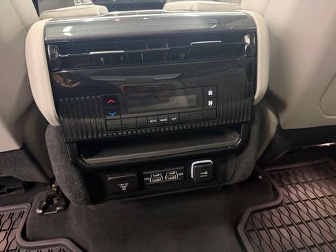 Used 2024 Jeep Wagoneer L 4WD w/ Premium Group I image 22