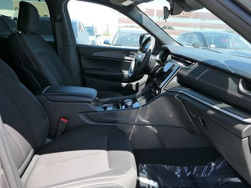 Used 2025 Jeep Grand Cherokee Laredo RWD image 26