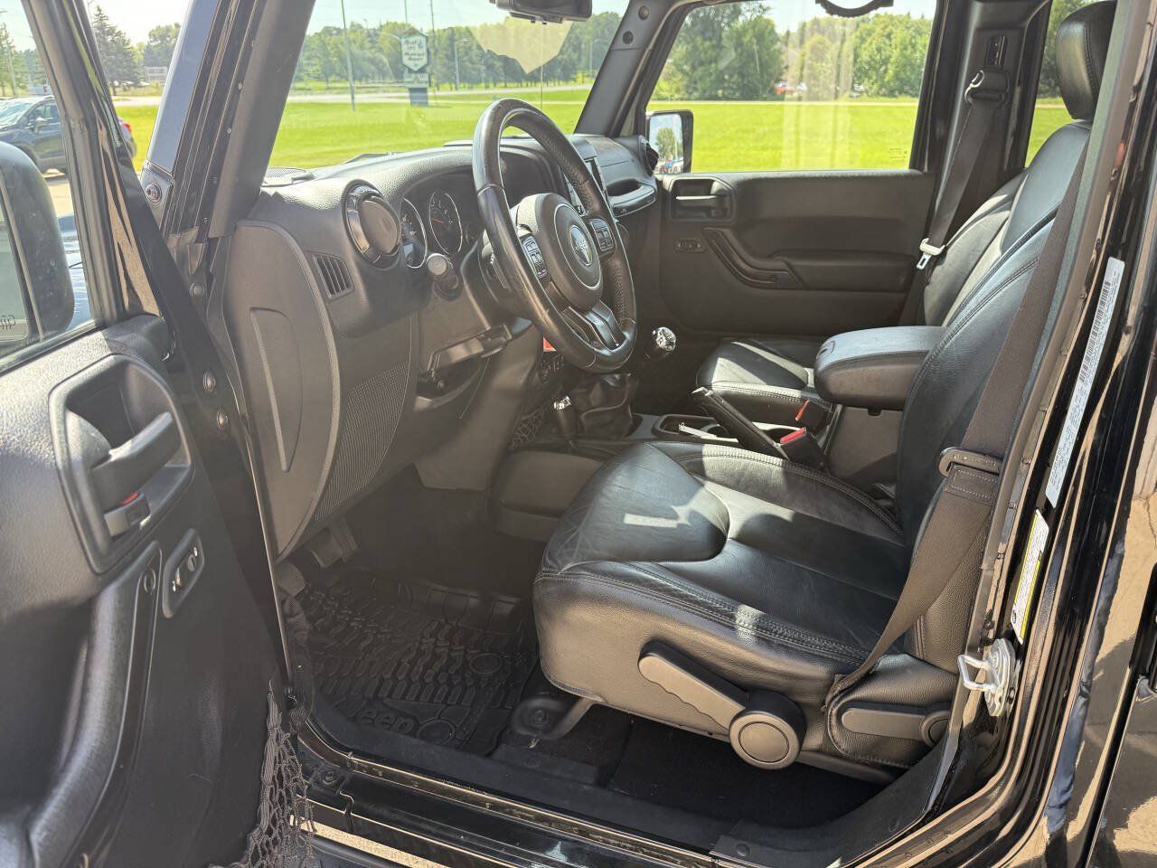 Used 2017 Jeep Wrangler Unlimited Sahara AWD/4WD image 5