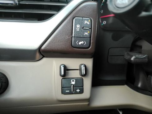 Used 2016 Chevrolet Suburban LT RWD image 43