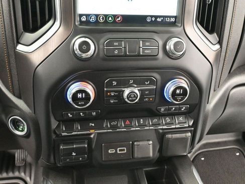 Used 2022 GMC Sierra 2500 AT4 w/ AT4 Preferred Package AWD/4WD image 25