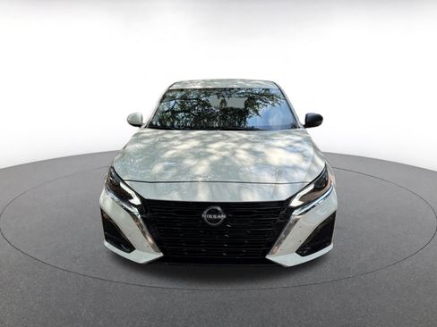 Used 2025 Nissan Altima 2.5 SV FWD image 2