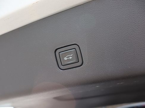 Used 2021 Chevrolet Traverse LT FWD image 36
