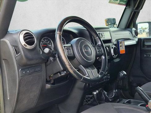 Used 2015 Jeep Wrangler Unlimited Rubicon w/ Connectivity Group AWD/4WD image 9