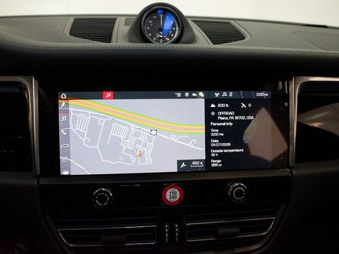 Certified 2025 Porsche Macan image 26