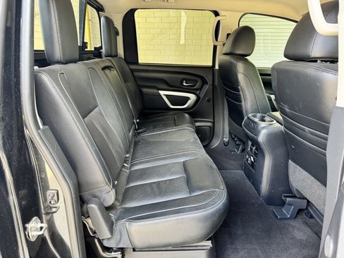 Used 2019 Nissan Titan SL image 12